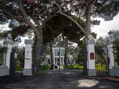 ...ritroviamo il cancello d�ingresso della villa sulla sinistra